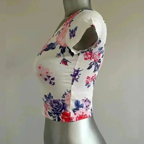 🆕Women’s  | Floral Crop Top - Picture 4 of 13